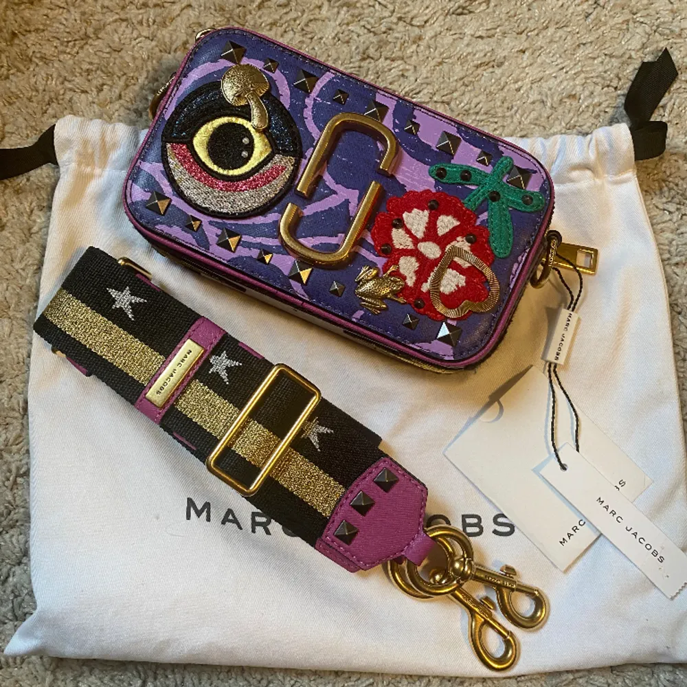 Purple/Multicolor MARC JACOBS leather tapestry snapshot camera bag. Very Good condition, includes dust bag.  Width : 19,1 cm Height : 11,4 cm Depth : 6,4 cm. Väskor.
