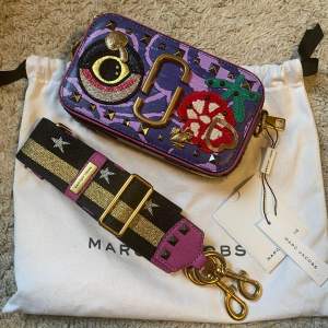 Purple/Multicolor MARC JACOBS leather tapestry snapshot camera bag. Very Good condition, includes dust bag.  Width : 19,1 cm Height : 11,4 cm Depth : 6,4 cm