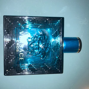 Vercace eros ca 90 ml - Säljer min vercace euros för bara 350 för att jag har andra och den passar int direkt till mig. 90 ml ungefär. Kontakta mig ifall ni er sugna