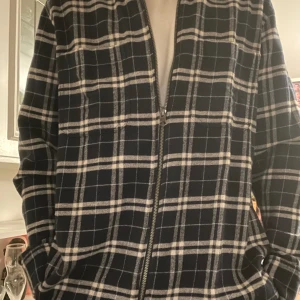 Flanellskjorta  - En djurig flanellskjorta | Aldrig använt då den var för stor | Skick 10/10 | Modellen är 180cm | Hör av er vid minsta fråga!
