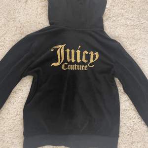 En superfin juicy couture kofta i nyskick. Storlek  12/13 år