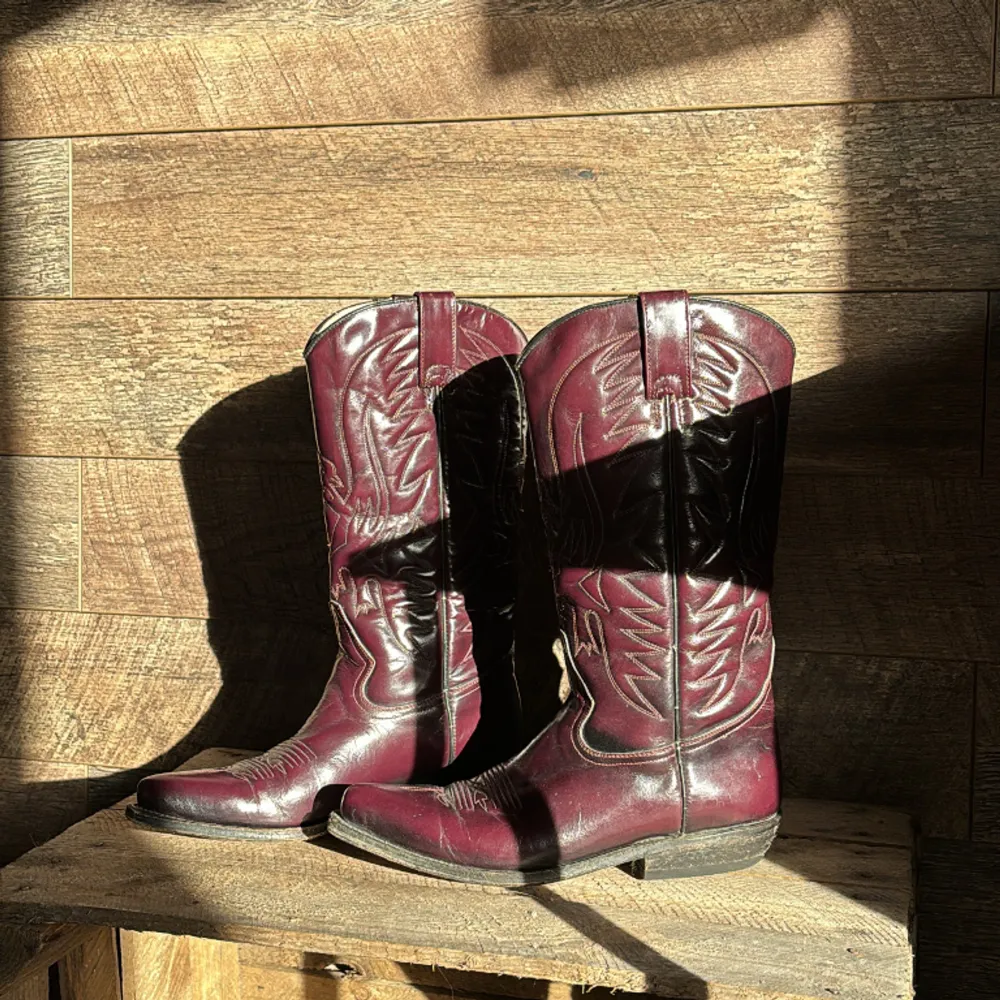 Vinröda cowboy boots köpta på Vinted precis men som jag nu säljer då jag hittat andra, tecken på användning men fortfarande fint skick! Storlek 37 men är mer som en 36a! . Skor.