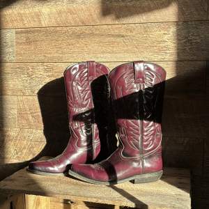 Vinröda cowboy boots köpta på Vinted precis men som jag nu säljer då jag hittat andra, tecken på användning men fortfarande fint skick! Storlek 37 men är mer som en 36a! 