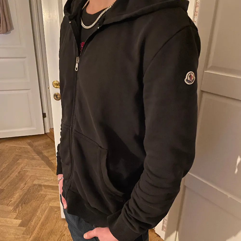 En äkta och snygg zip Hoodie från ”Moncler” i okej skick 7/10. Den är i storlek XL men passar M och L. Tags inuti är bortklippta (Pris kan diskuteras).. Hoodies.