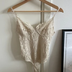 Spetsbody - Fin body som tyvärr inte är min stil, köpt second hand har själv inte använt den