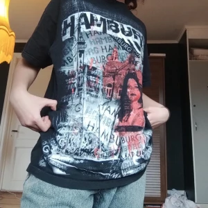 Snygg Hamburg tröja  -  ☆tröjan är i bra skick och väl använd! Köptes på en secound hand i Tyskland. Säljer den då den inte passar min stil längre! Fråga gärna ifall du undrar något 💞 ☆