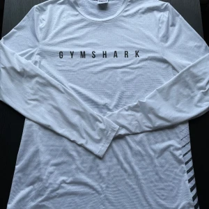 Gymshark långärmad - Säljer en gymshark tröja i storlek L. Nyskick utan prislapp och bara legat i garderoben! Tveka inte på att höra av dig om det är någon fundering😁