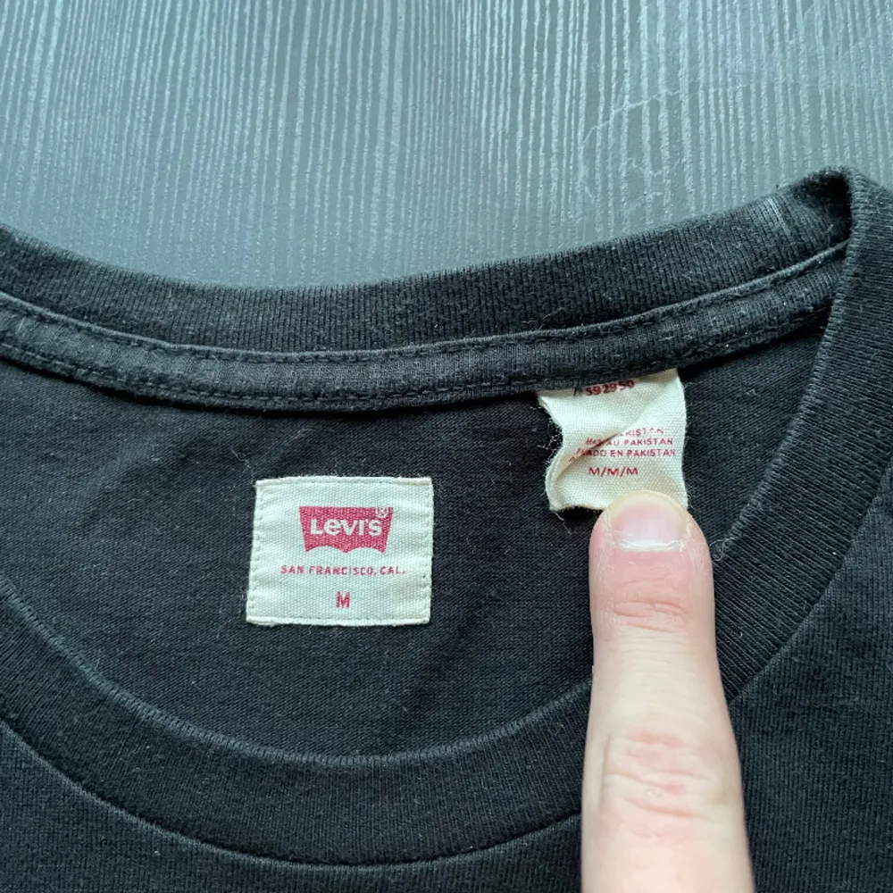 Säljer en Levi’s i storlek M. Sparsamt använd eftersom den mest legat i garderoben! Tveka inte på att höra av dig om det är någon fundering😁. T-shirts.
