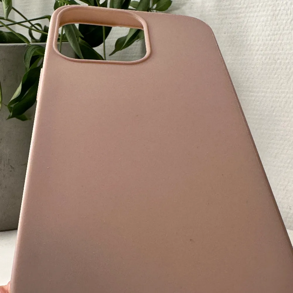 Säljer ett super fint rosa matt mobilskal till en iPhone 13 pro då jag har ny mobil. Jätte fint skick osv 🙌🏼 säljer det för 20 kr + frakt, ord pris är runt 30-40 kr skulle jag tro💕🙌🏼 öppen för frågor mm🙌🏼🫶🏼. Accessoarer.