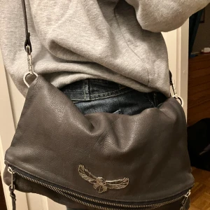 Snygg axelremsväska!🩶 - Snygg Zadig&Voltaire axelremsväska!lite slitage men annars i bra skick. 40cm längd 25cm bredd Säljer pga av att jag inte använder,kan absolut diskutera pris🩷