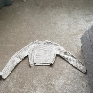 Fin stickad magtröja - Bra skick nästan aldrig använd. Ganska kort i magen men jättefin. Köpt på HM för nått år sedan