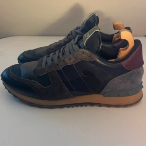 Valentino Rockrunners  - Säljer dessa feta rocksrunners!! Skorna är i väldigt bra skick. Storlek 41 men passar även lite större. Dustbag ingår. Öppen för byten bara att skicka pm.