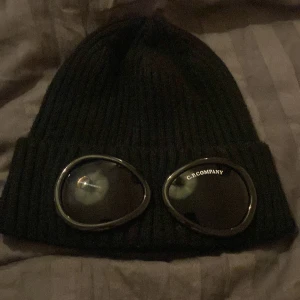 Cp company mössa - Helt ny cp company mössa  hör av er om ni vill byta mot nåt eller prisförslag