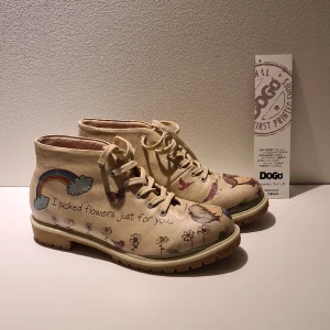 Dogo shoes - Inköpta för 900kr, säljer betydligt mycket billigare🤍 Helt nya använda fåtal par gånger. Inga märken eller defekter på användning eller skada🤗  Vid minsta lilla fråga,hör av er😁 Mvh Elicandaraman🌸