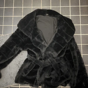 Pälsig jacka🫶🏻🫶🏻 - Sååå fin jacka, verkligen så fin. Ett av mina bästa köp, säljer då den blivit för liten. Perfekt som lätt vinterjacka eller vår/höst jacka. Går att styla till precis allting. Den är i storlek 38 men skulle mer säga 36/S. Det är bara att skriva🫶🏻🫶🏻🫶🏻