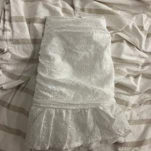 Perfekta vita kjolen till sommaren som tyvärr är för liten för mig😩 helt oanvänd endast testad, skriv vid frågor 🫶🏼st M men känns som en S