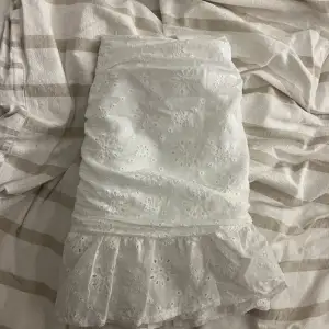 Perfekta vita kjolen till sommaren som tyvärr är för liten för mig😩 helt oanvänd endast testad, skriv vid frågor 🫶🏼st M men känns som en S