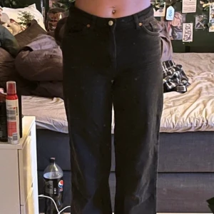 Jeans - använts en del men säljer för de inte riktigt är min stil längre väldigt sköna!!!