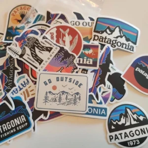 55 st nya Patagonia klistermärken/ stickers - Ett paket innehållandes 55 st helt nya och oanvända Patagonia-klistermärken i olika former och designer.  Material: PVC Ca 5-8 cm i storlek.   Skickas som brev eller spårbart, kontakta mig vid köp, använd ej köpknapp. Priset är fast.