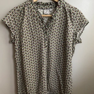 Mönstrad topp - En fin mönstrad topp med knappar och detaljer i kragen💗