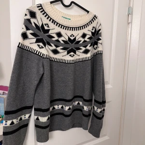 United colors of benetton  - Storlek S, äkta ull tröja  Använt Max 1-2 ggr nästan helt ny  Nypris runt 1000kr 