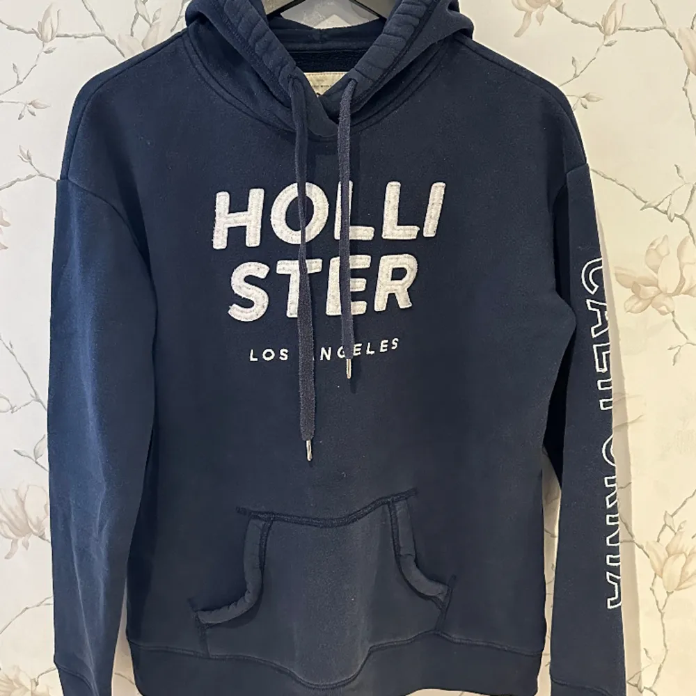 Snygg och mysig hoodie från Hollister. Anvönd men i gott skick, köptes i Singapore år 2016.. Hoodies.