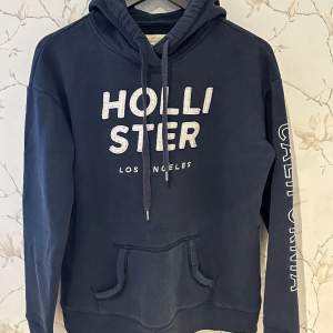 Snygg och mysig hoodie från Hollister. Anvönd men i gott skick, köptes i Singapore år 2016.