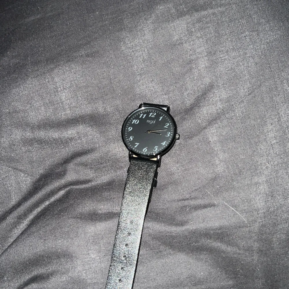 En väldigt snygg och stil ren svart klockan, väldigt snygg klocka som passar till allt, det finns inga defekter på klockan och den är i gott skick! Nypris, 400kr. Accessoarer.