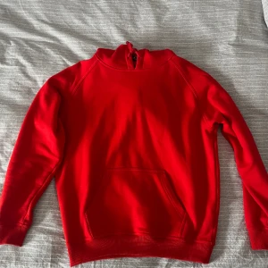 Urban Classics Hoodie - Röd Urban Classics Hoodie  Nypris: 499kr  Skick: Mycket bra, använd några få gånger  Säljs för att den är för liten för mig.