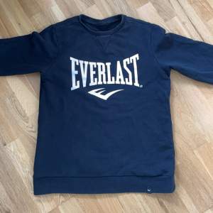 Använd Everlast tröja i 9/10 skick🔥 Storlek S, passar bra till att ha på vardagar eller till gymmet/träning!🥊