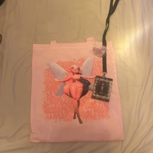 Säljer Melanie Martinez VIP Merch! - Var på Melanies konsert med min kära mor som inte ville ha VIP merchen så därför tänkte jag sälja dem! Vill du ha mer bilder så säg bara till! Man kan köpa hela merch packet eller delar av det, du väljer. :)