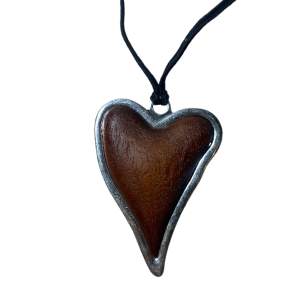 Fin och stor bubblig asymmetrisk hjärta i trä och metall   Knyts vid änden   6x4 cm stor     
