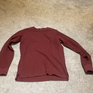 Uniqo tröja - Snygg tröja i färgen vinröd ~ skick 10/10 inga defekter. XXS men passar XS
