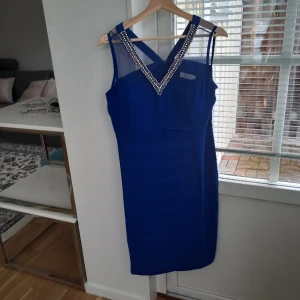 En fin Marinblå Festklänning - Ska hämtas från adressen jag ger till den som vill köpa. Har bara provat en gång Finns även i en röd färg som är likadan  Mammor kan andvända på deras barn,s student. Kostar 600 kr kan sänkas till 500 kr. Ingen leverans. SWISH eller KONTANT