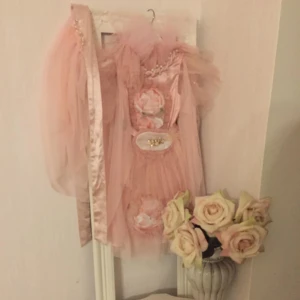 Junona exklusiv romantisk tyll klänning cape skärp diadem väska bröllop kalas dop - Storlek 8-10 år. Köpt från det exklusiva barn märket Junona. Mycket dyrköpt