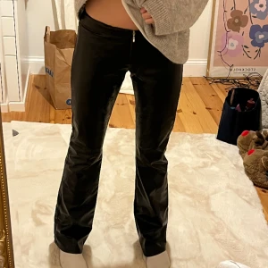 miss sixty lågmidjade skinnbyxor - såååå coola skinnbyxor som var en aning för stora på mig😭 de är både lågmidjade och flare🫣 De har såna belt loops runt midjan så man kan använda bälte men det är bara att vika ner om man vill att de inte syns❤️  mått: innerbenslängd 80cm o midja 37,5!