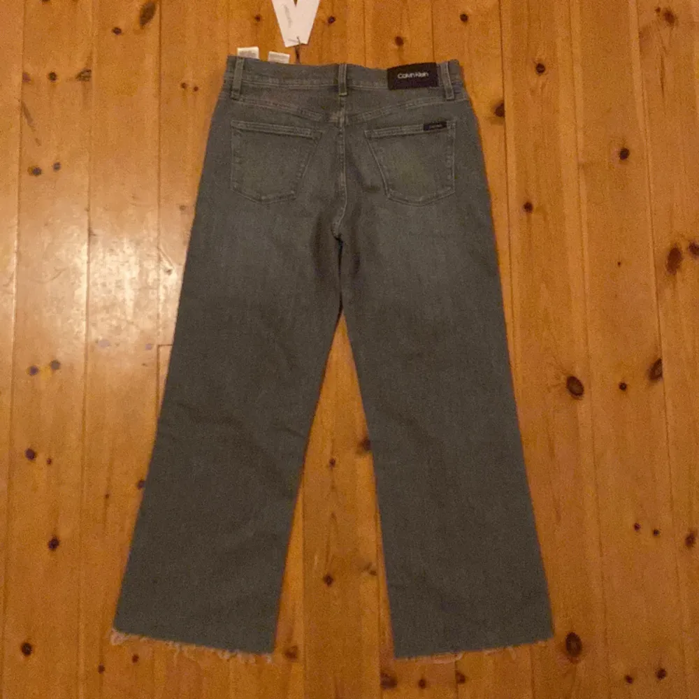Ankel length, vida äkta Levis jeans. Original pris 1500 kr. Oanvända med prislapp kvar. Jeans & Byxor.