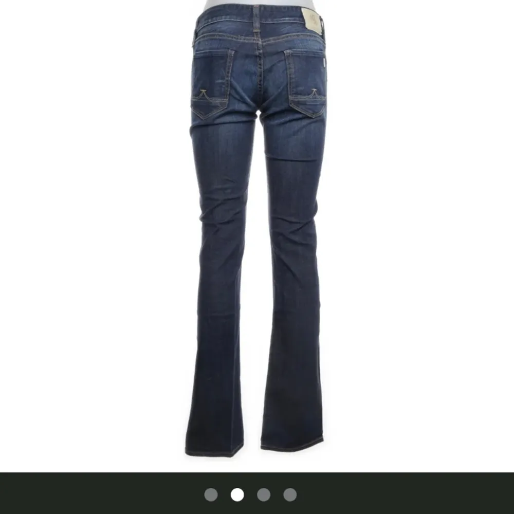 Lågmidgade vintage jeans. Jättebra skick!! Aldrig använt. . Jeans & Byxor.