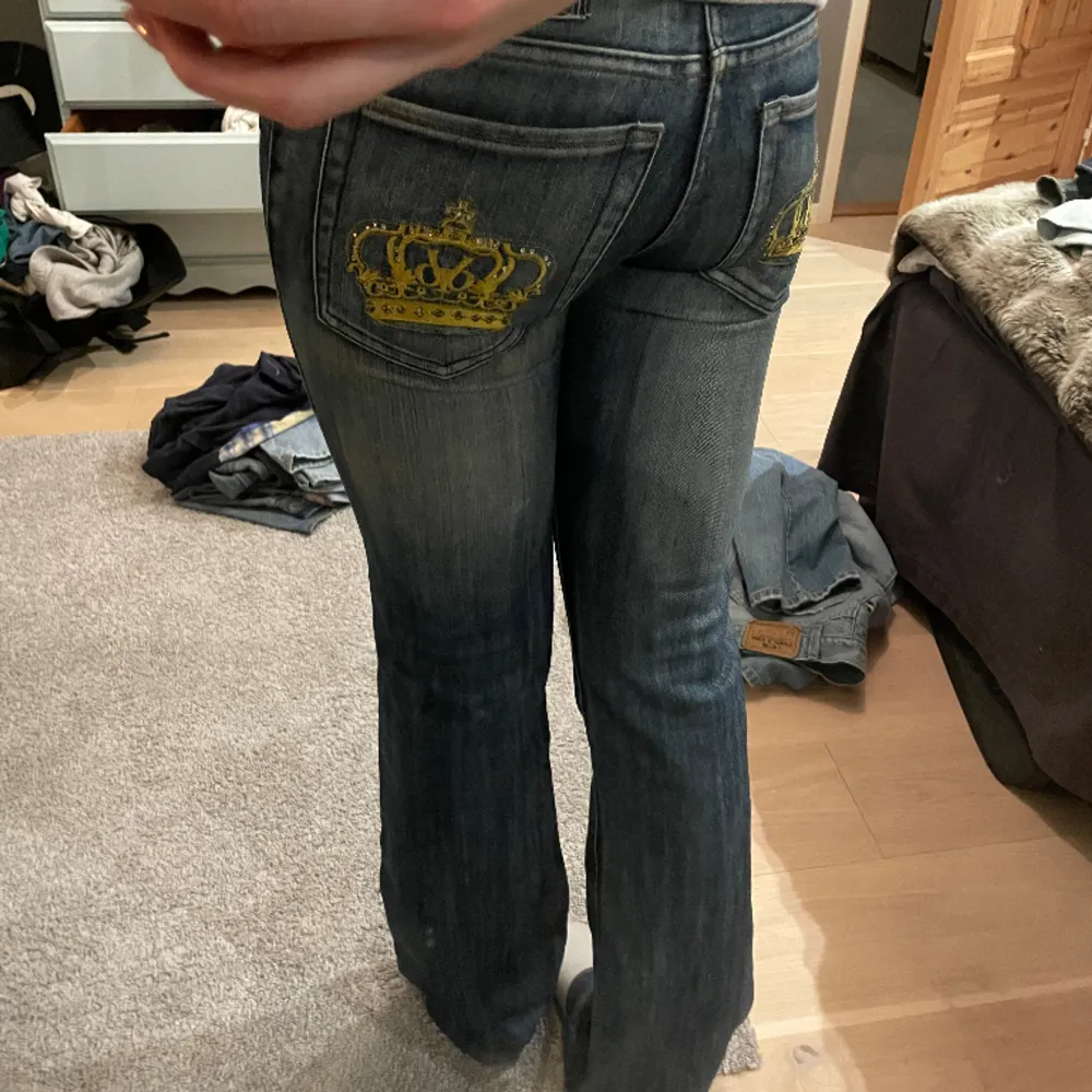 Ikoniska Victoria Beckham jeans i bootcut lowwaist mosel. Säljer pga passar lite för tight. Nästintill nyskick! 😍. Jeans & Byxor.