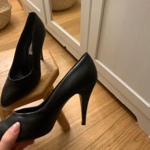 Svarta klackskor  - Säljer dessa svarta klackskor som är min mormors gamla. Storlek 37! Bra skick💓💓  Märket heter ”Frances” 