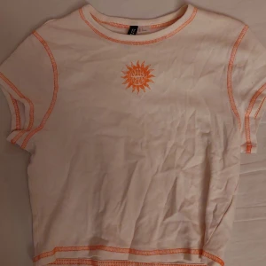 Croppad t-shirt med tryck  - Jättefin croppad t-shirt med tryck! Den är i storlek S. Nästan aldrig använd. Kolla gärna in min profil för likande t-shirts.❤️