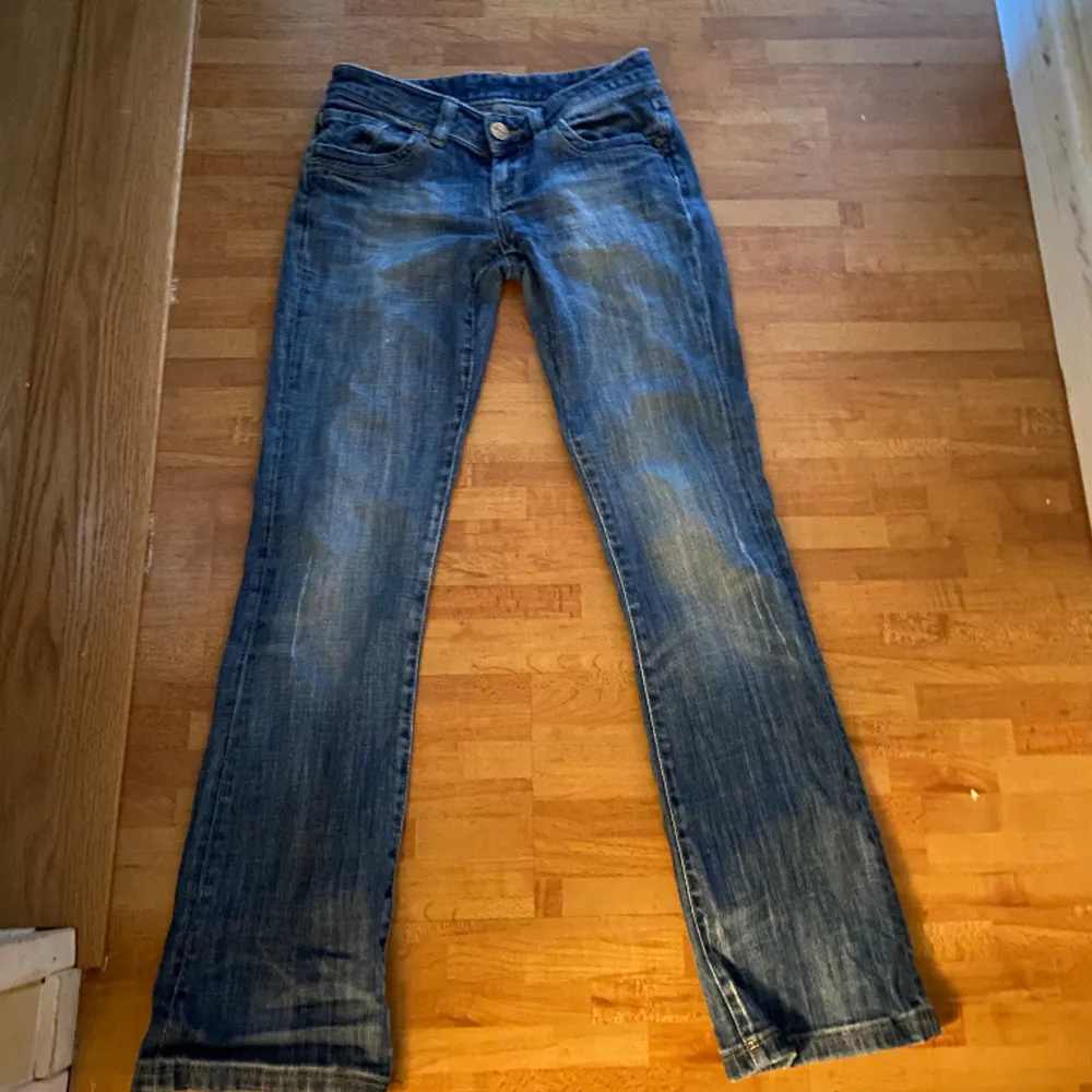Säljer mina lågmidjade jeans få dom inte passar längre W 26 L 32  Skriv om ni vill ha fler bildern! Kan mötas upp i Linköping elelr skicka. Jeans & Byxor.