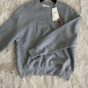 Ami paris tröja - Riktigt snygg och stilren tröja. Cond 9/10 Inga märken eller defekter. Ny pris 3200