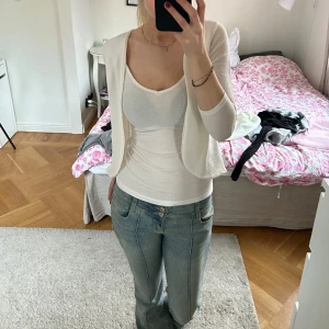 Trekvartsärmad kofta - Vit trekvartärmad kofta, aldrig använt💕