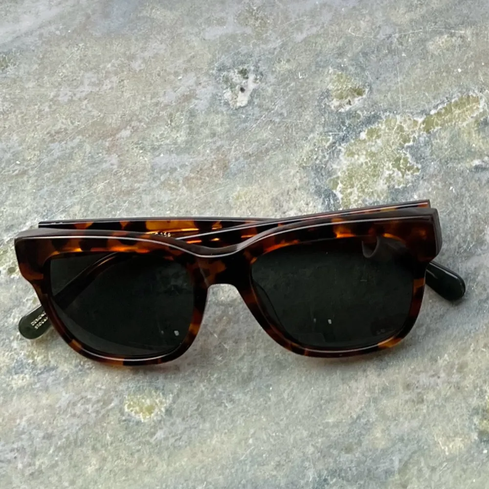 Assnygga solglasögon från Triwa som är perfekta inför sommaren ✨ Fint skick, bara en liten repa på vänstra glaset  Nypris: 900 kr . Övrigt.