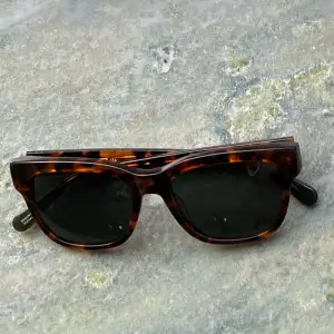 Assnygga solglasögon från Triwa som är perfekta inför sommaren ✨ Fint skick, bara en liten repa på vänstra glaset  Nypris: 900 kr 