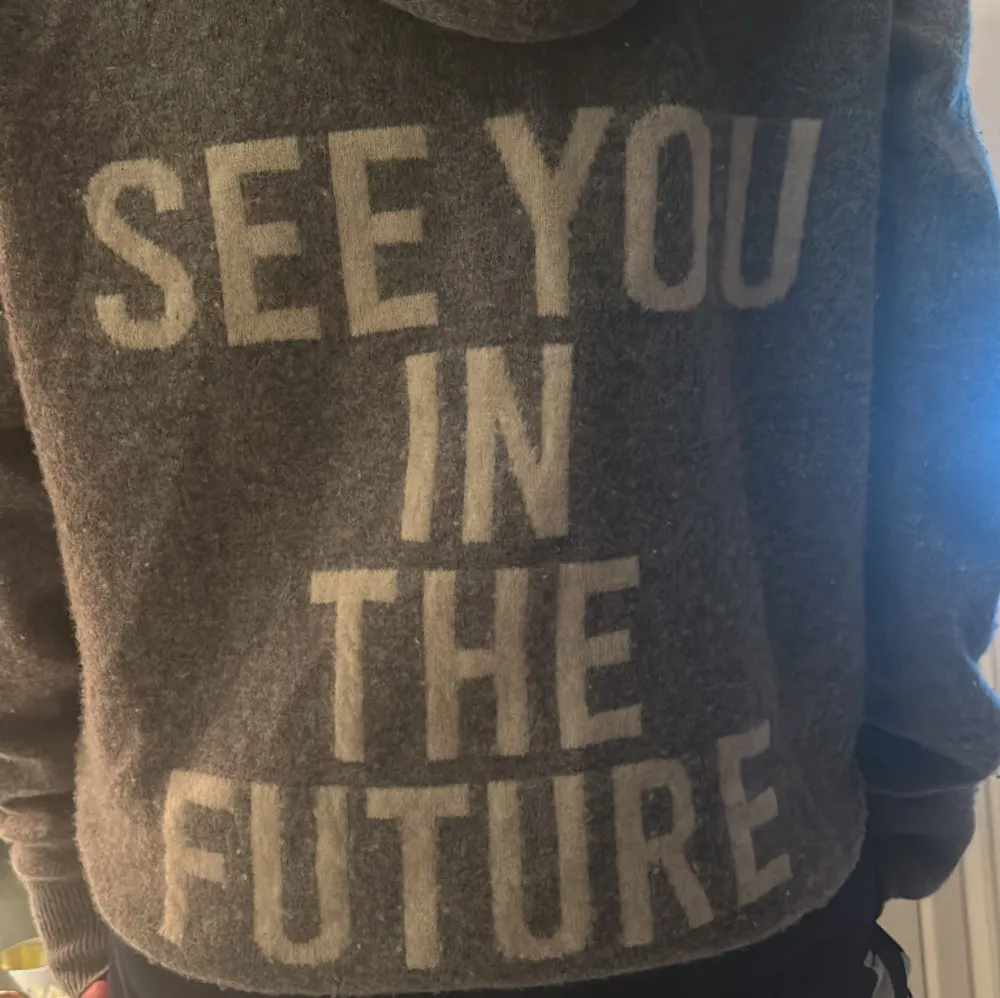Säljer en jättefin zip up hoodie från from future! Den är i 100% Kashmir och har text på baksidan. Mycket bra skick bara lite små nopprig men inget man tänker på🫶🏻Priset kan diskuteras . Hoodies.