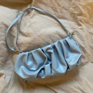 Liten ljusblå handväska  Knapp använd och nyskick