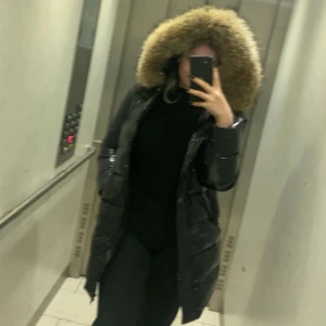 Glansig pälsjacka - Jätte fin jacka som är köpt för 3000kr. Storlek M och super varm. Pälsen är fluffig och jackan är rökfri. Inga slitage och känns som ny.