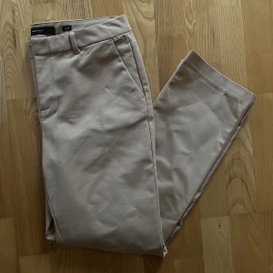 Beige kostymbyxor  - Snygga beige kostymbyxor från Vero Moda. Stl. M, Längd 32. Stretchigt material. 